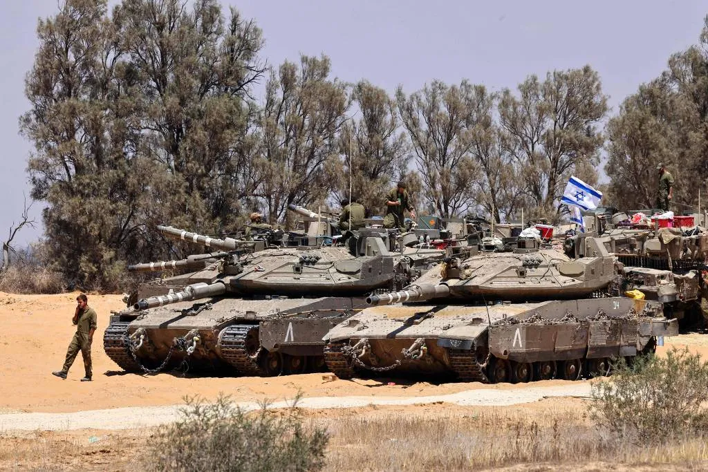 Moradores de Rafah disseram que os tanques avançaram para Tel Al-Sultan, no oeste de Rafah, Yibna e perto de Shaboura, no centro