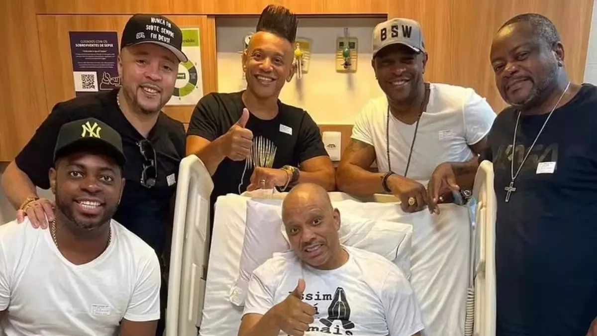 Integrantes da banda visitando Anderson no hospital