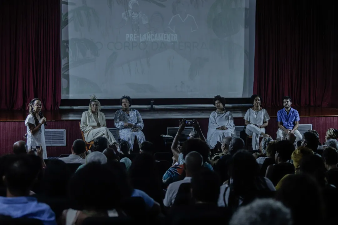 Exibição do documentário “O corpo da terra” foi seguida de debate na sala Walter da Silveira de cinema, nos Barris