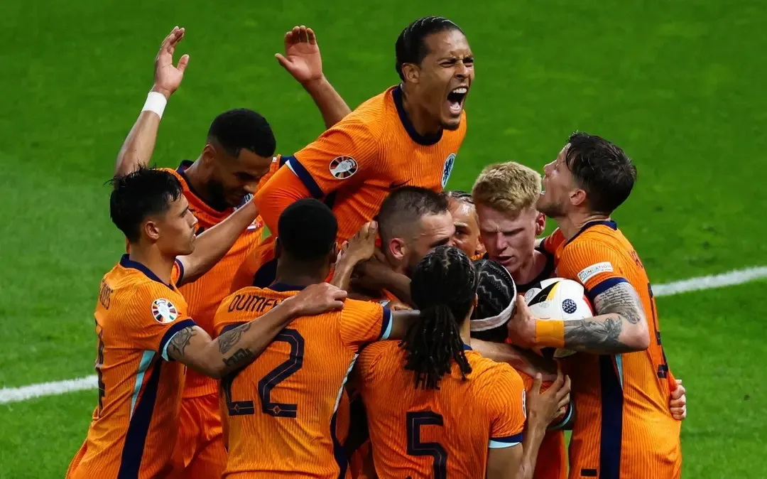 Holandeses celebram a vaga na semifinal da Euro depois de jogo tenso contra a Turquia