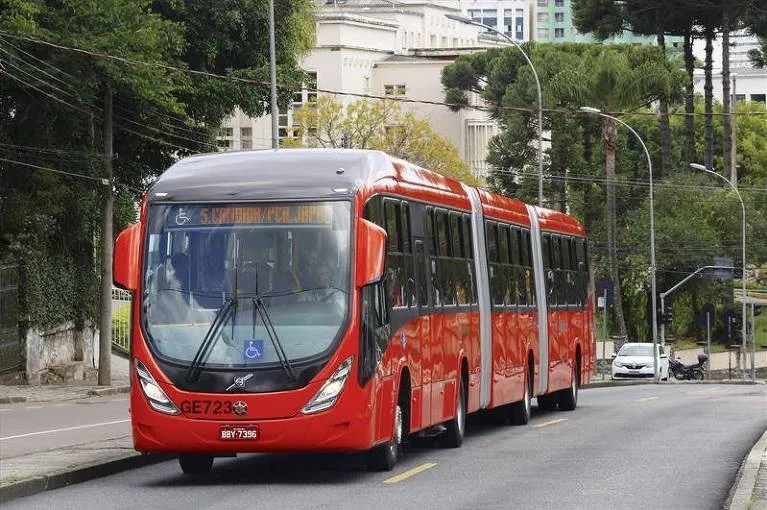 Imagem ilustrativa da imagem Homem é morto dentro de ônibus após defender vítimas de homofobia