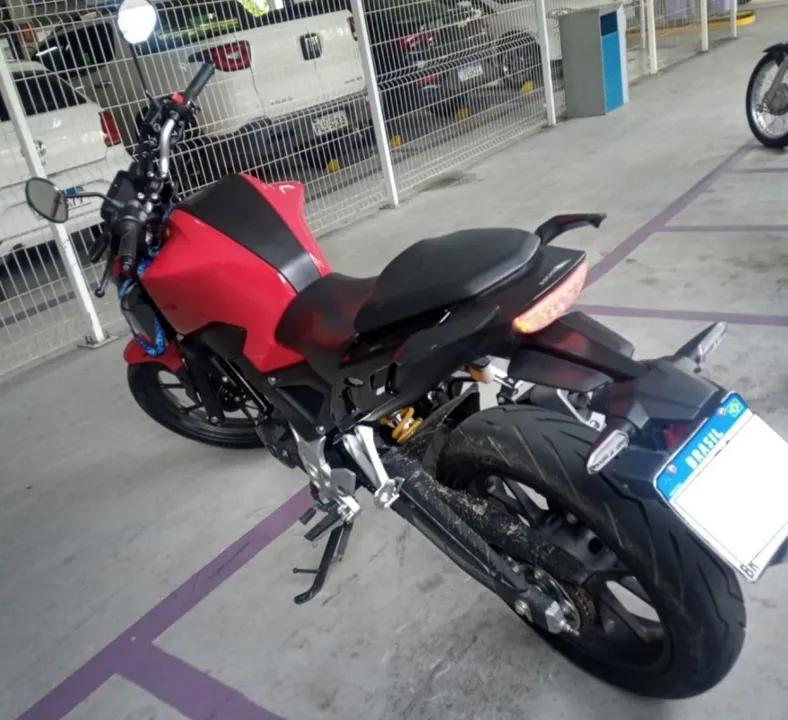 Moto Honda CB 300/Twister na cor vermelha.