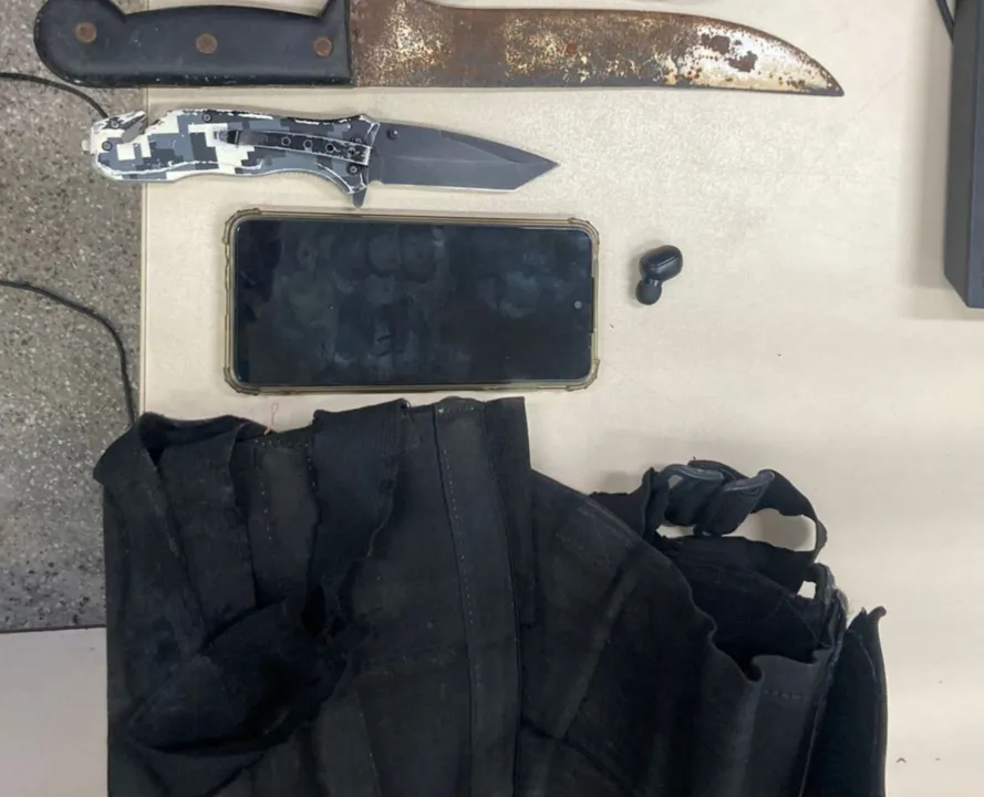 Foram encontrados com o criminoso um celular, fone de ouvido além do facão e um canivete utilizados no roubo
