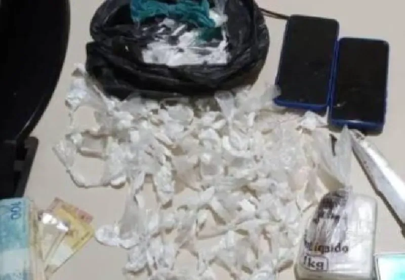 Foram encontrados com o homem, 500g de cocaína, dinheiro em espécie e uma balança digital.