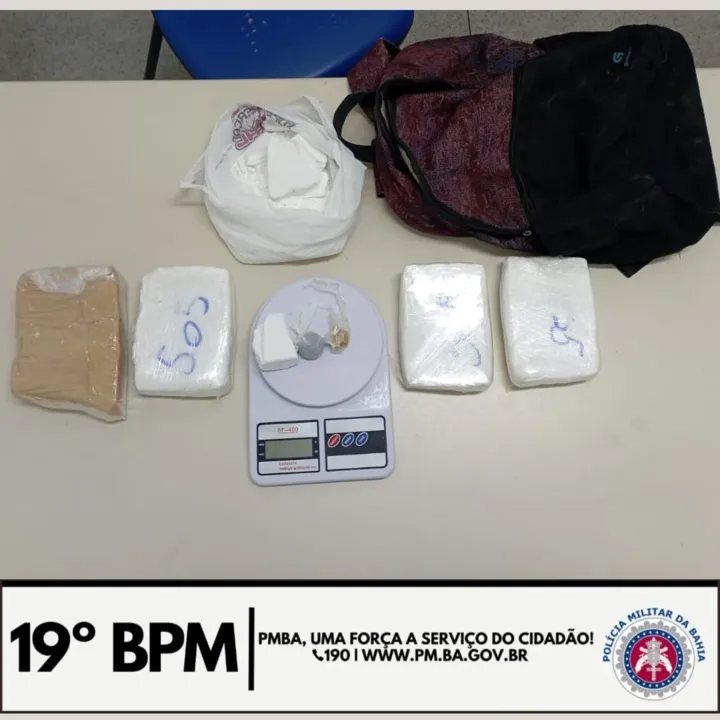 Foram encontrados três tabletes de cocaína e uma sacola com porções da droga