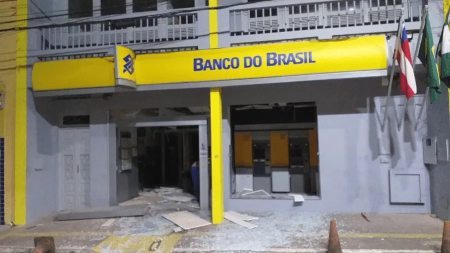 Imagem ilustrativa da imagem Homem invade banco pelo telhado, abre cofre e tenta furtar armas