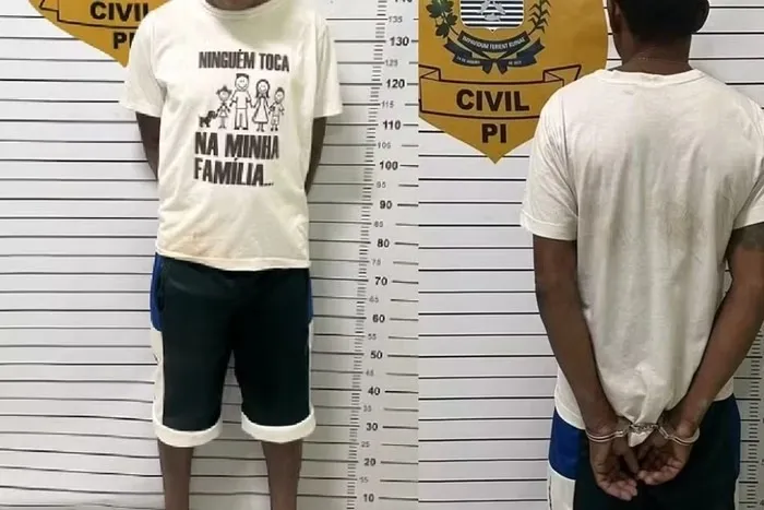 Homem estava vestindo uma camisa escrito: “Ninguém toca na minha família”