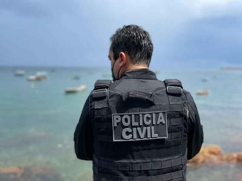 Os policiais realizam buscas por entorpecentes, armas, suspeitos de tráfico e pessoas com mandados de prisão em aberto