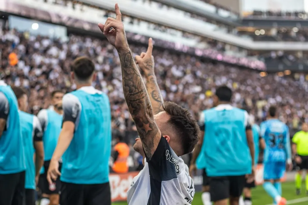 Gustavo Mosquito, que entrou com ação contra o Corinthians, celebra gol