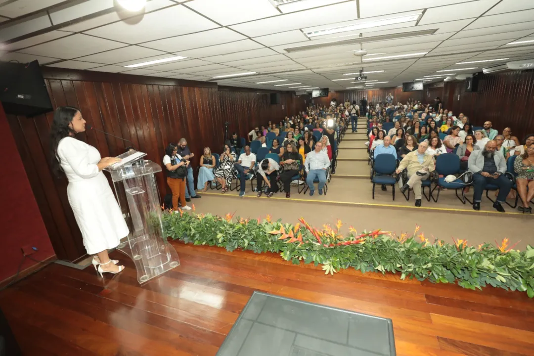 O seminário conta, também, com a presença de figuras expressivas da área educacional da Bahia e de outros estados