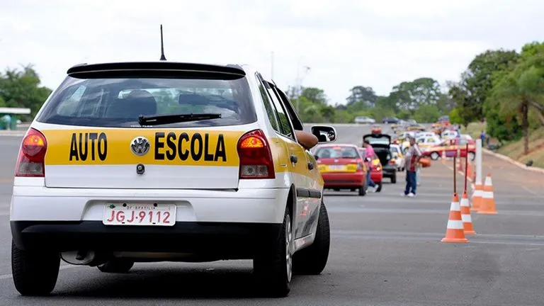 Nova lei estabelece idade máxima para os veículos destinados à formação de condutores