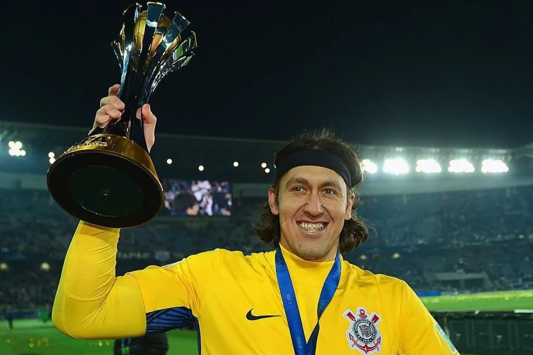 Cássio com a taça do Mundial de Clubes de 2012