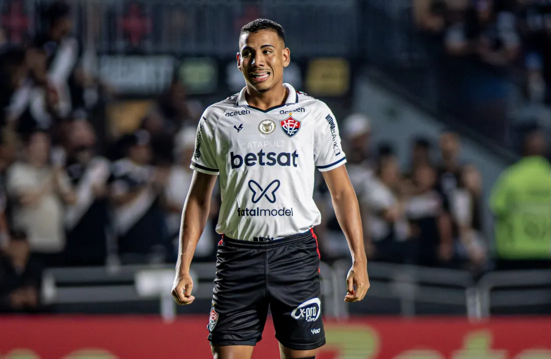 Zé Hugo em campo pelo Vitória