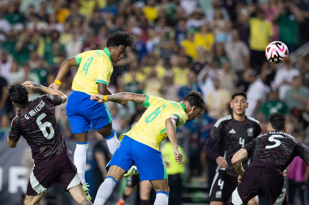 Endrick marcou de cabeça contra o México