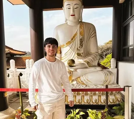 Peixinho publicou uma foto em um templo budista