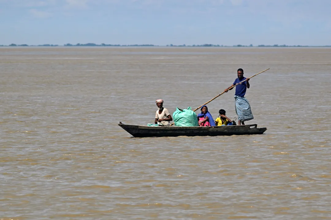 O fluxo dos rios nesta região aumentou após as fortes chuvas que atingiram o nordeste da Índia