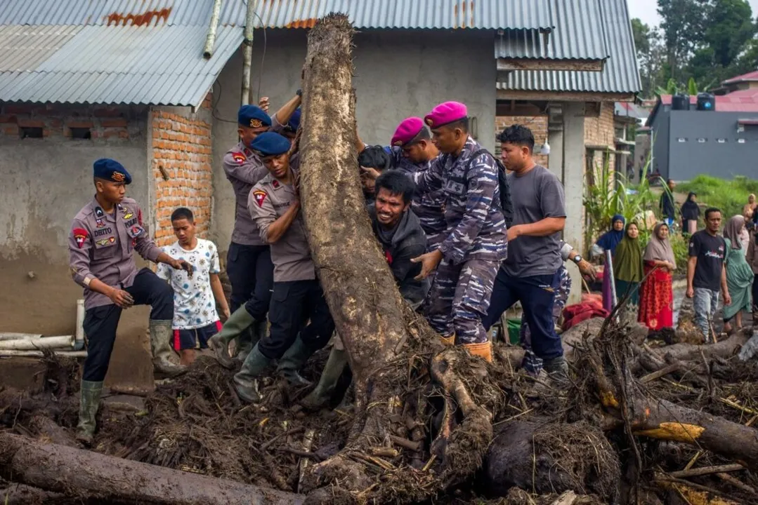 Até agora, 57 vítimas foram encontradas sem vida na Indonésia
