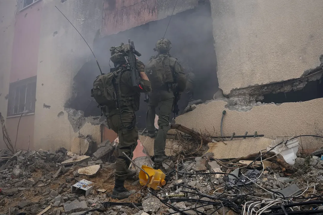 Militares procuram sobreviventes nos escombros