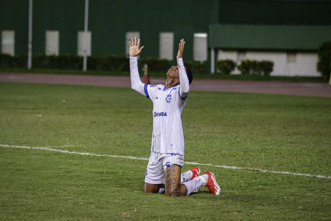 Edenílson comemora gol sobre o Audax-RJ