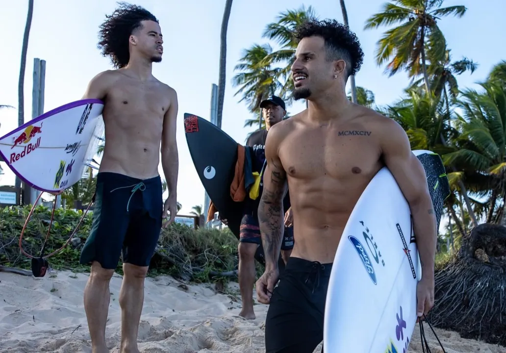 Imagem ilustrativa da imagem Ítalo Ferreira curte praia na Bahia e se declara: "Tem meu coração"