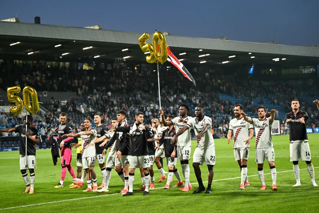 Jogadores comemorando 50ª vitória do Leverkusen