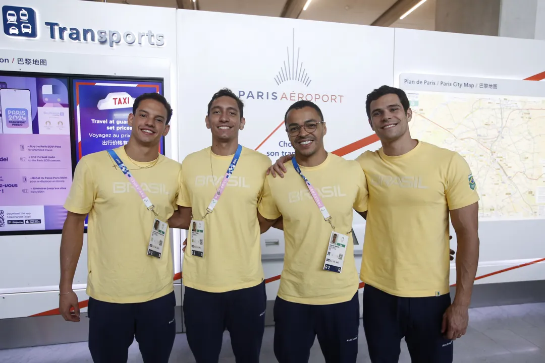 Desembrarque da Seleção Brasileira Olímpica de Natação, no aeroporto Charles de Gaulle nesta segunda, 22.