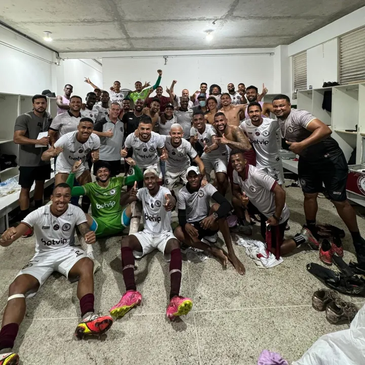 Elenco do Jacuipense celebra importante vitória diante do Itabaiana