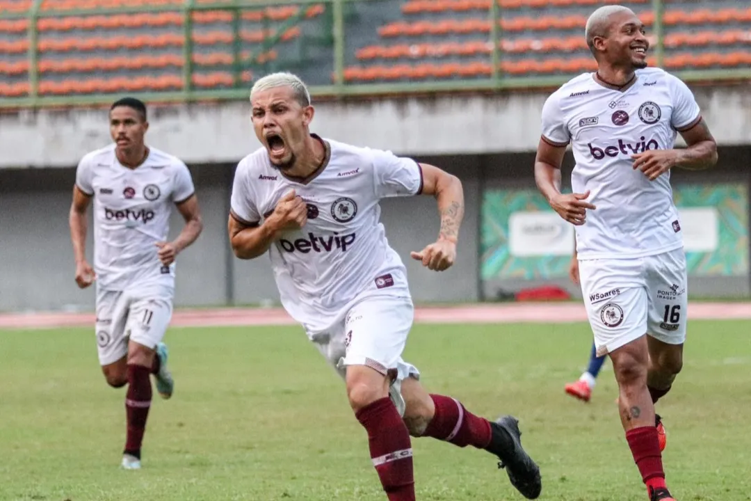 Matheus Firmino (ao centro) comemora gol do Jacuipense contra o Retrô