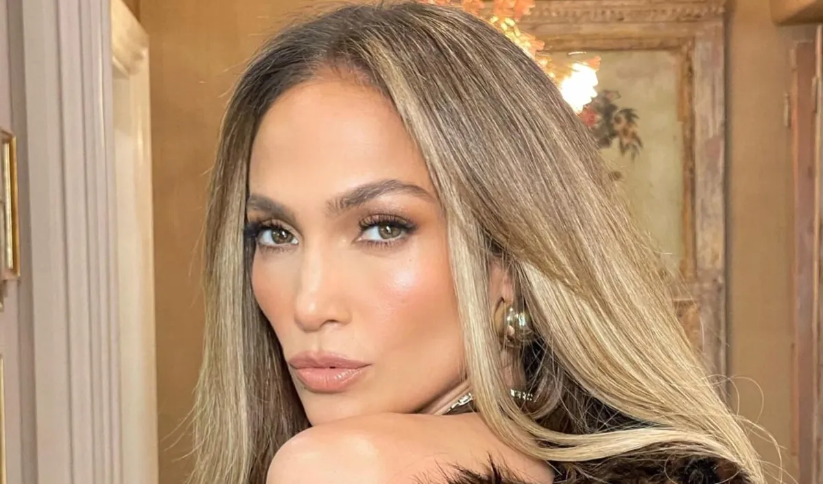 Imagem ilustrativa da imagem Jennifer Lopez anuncia cancelamento da turnê 'This Is Me': 'Devastada'