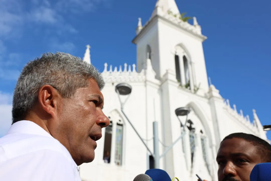 Governador Jerônimo Rodrigues em frente ao Memorial 2 de Julho