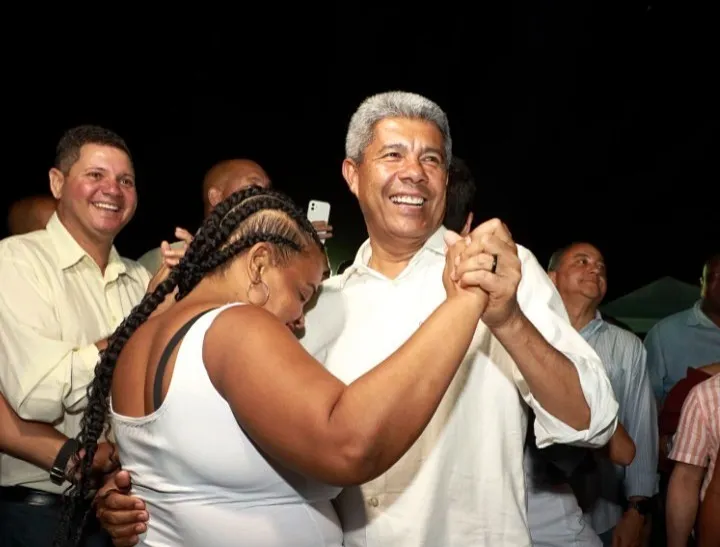 Governador dançou forró com moradores da comunidade