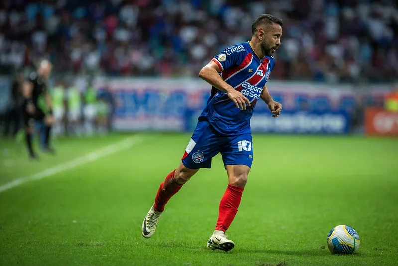 Éverton Ribeiro entrou no segundo tempo da partida contra o Cruzeiro