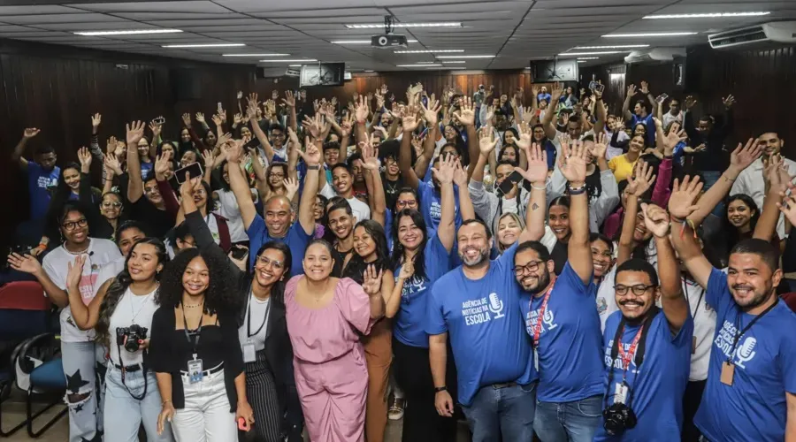 Estudantes e professores das Agências de Notícias das escolas estaduais da Bahia reunidos no IAT