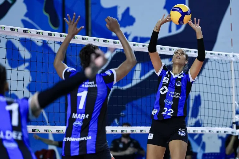 Equipe feminina de vôlei do Pinheiros em ação