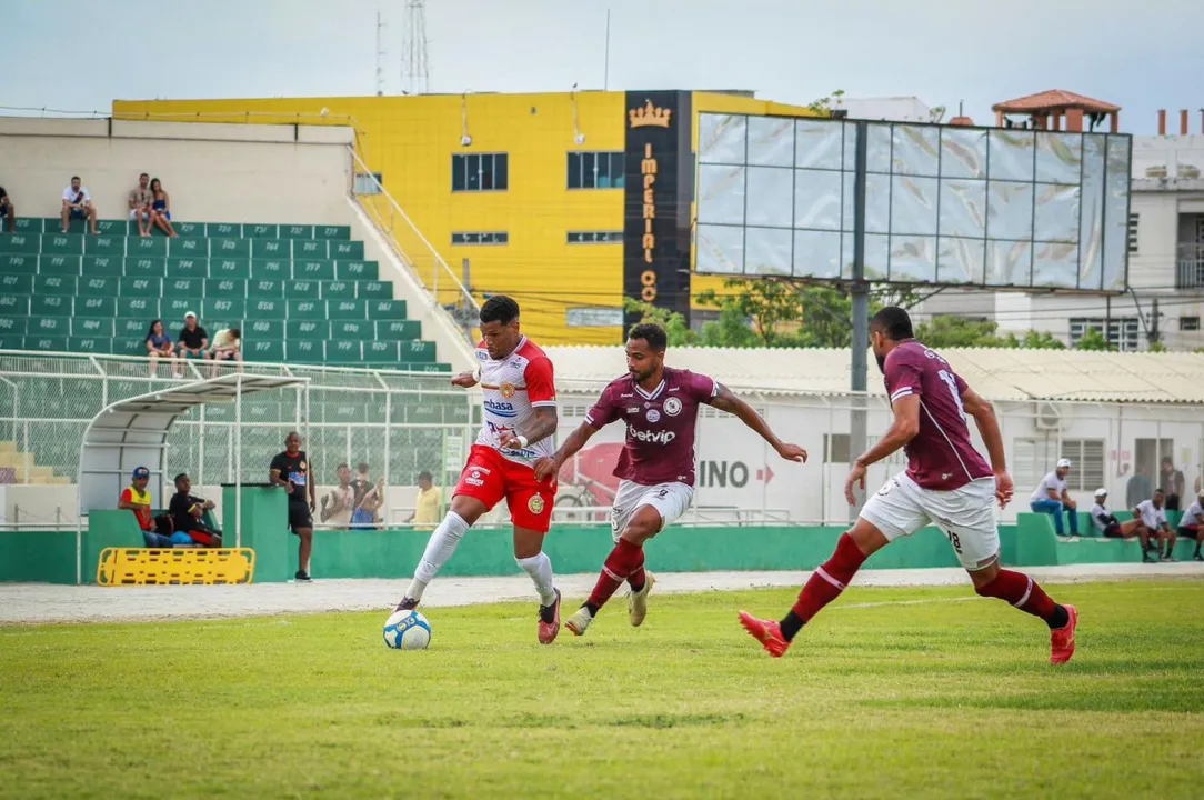 Equipes se enfrentaram neste domingo, 7, no Estádio Adauto Moraes