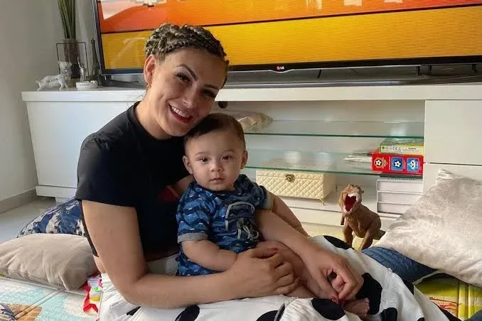 Andressa Urach e o seu filho caçula, que está sob os cuidados do pai