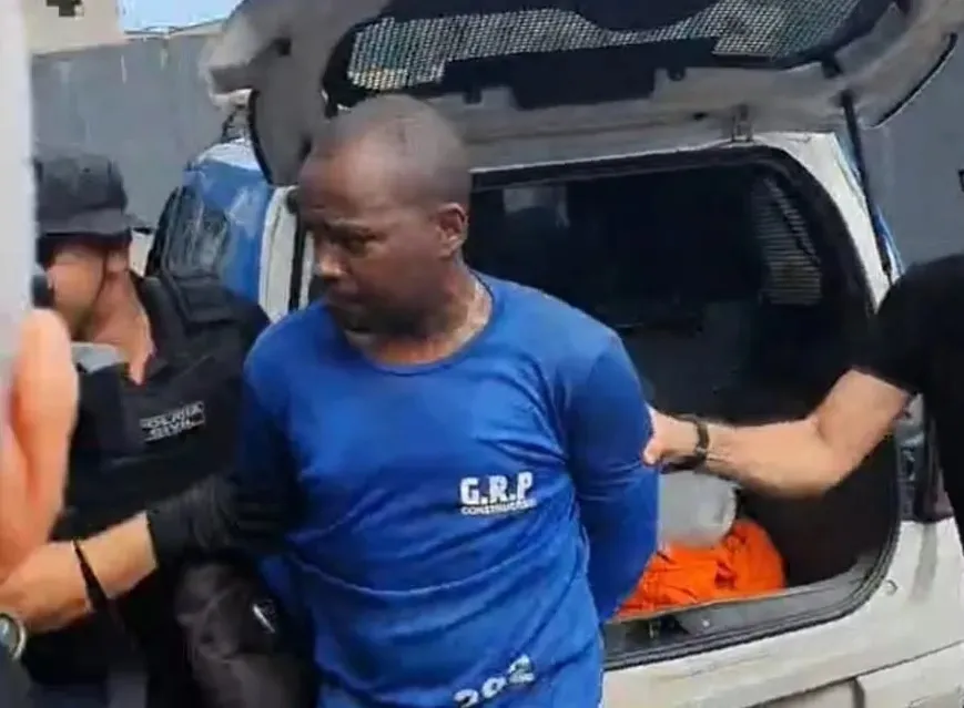 Joseilson Souza da Silva sendo conduzido pela polícia