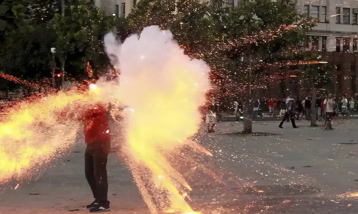 Profissional foi atingido por um rojão enquanto cobria um protesto no centro da cidade pela TV Bandeirantes, em 2014