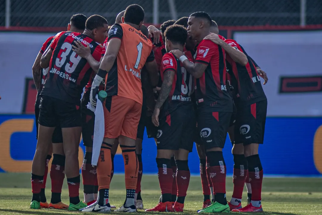 Jogadores do Vitória antes de partida no Barradão