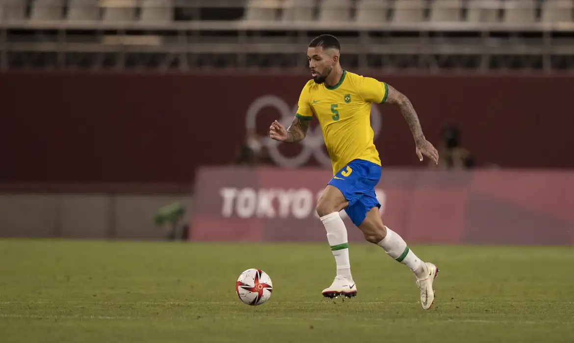 Douglas Luiz vai deixar Birmingham,na Inglaterra e se mudar para Turim, na Itália