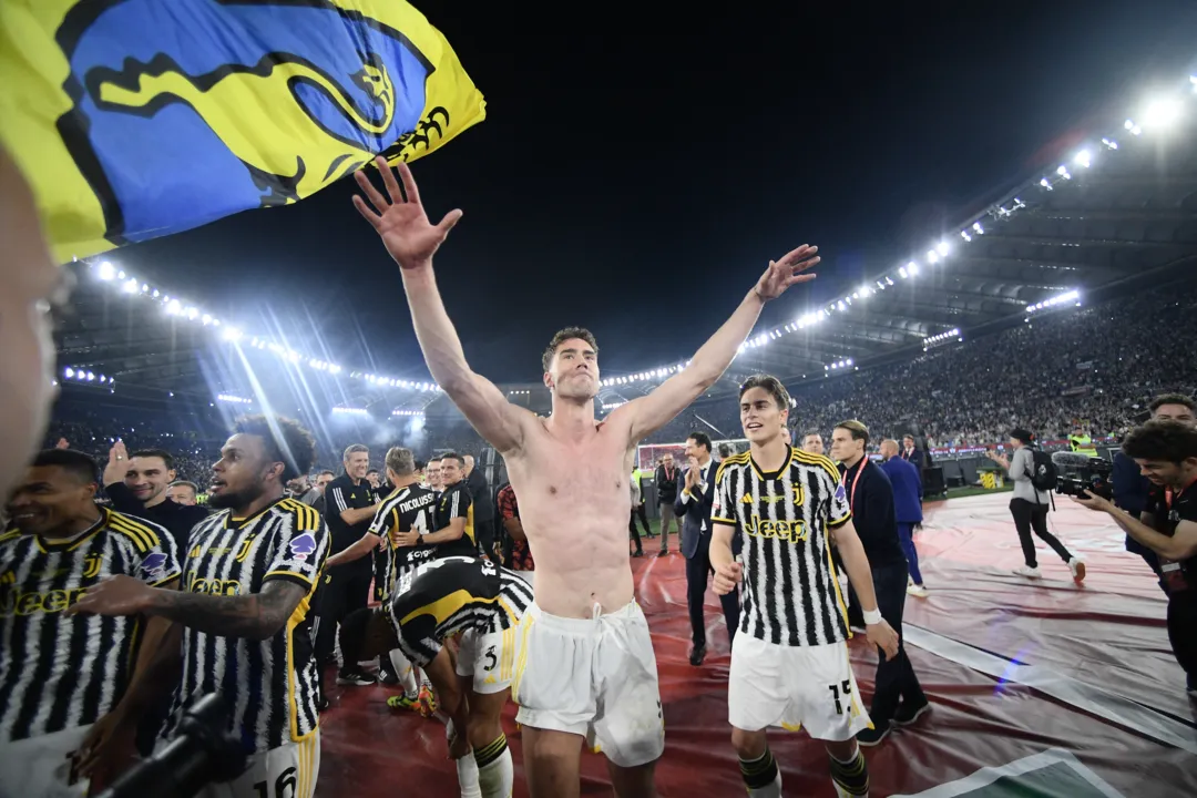 Autor do gol do título, Vlahovic celebra com os companheiros