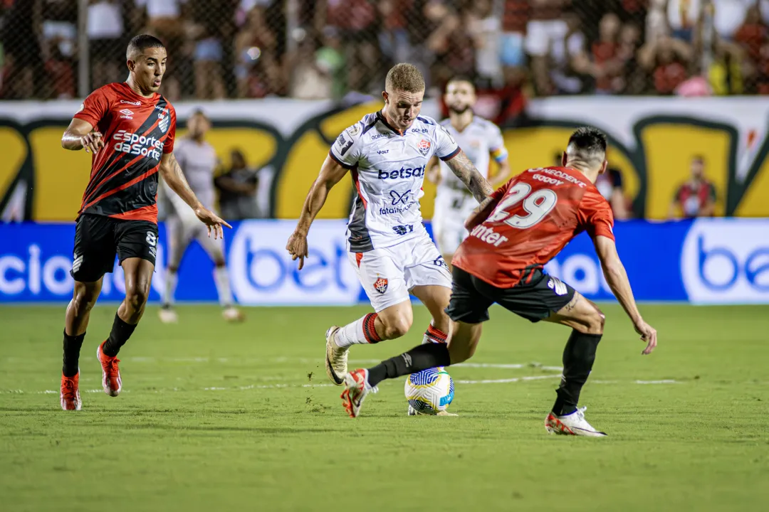 Léo Naldi contra o Athletico