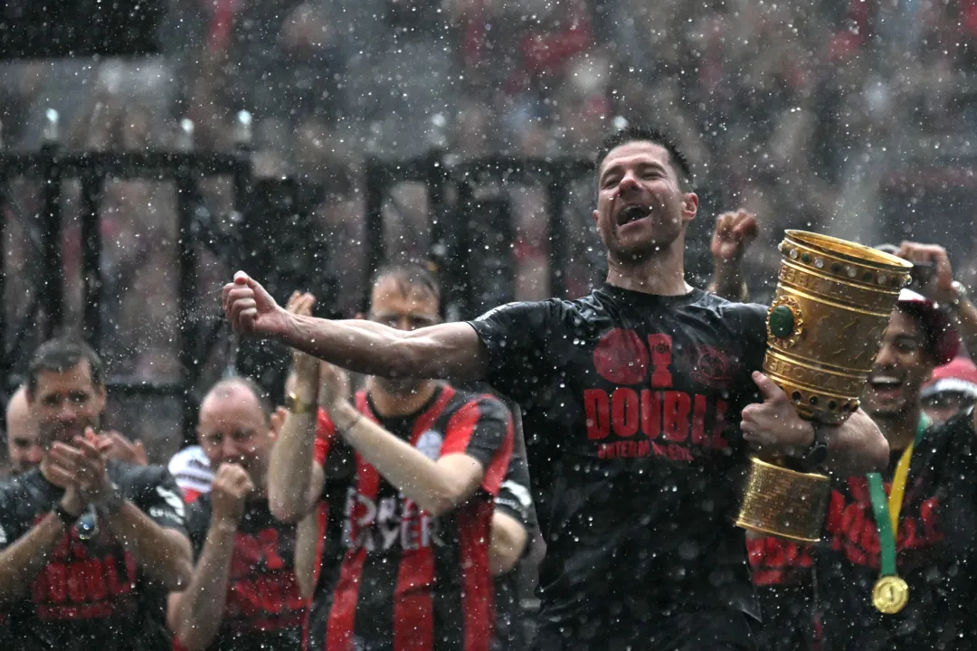 O técnico espanhol do Bayer Leverkusen, Xabi Alonso, segura o troféu da Copa da Alemanha (DFB Pokal)