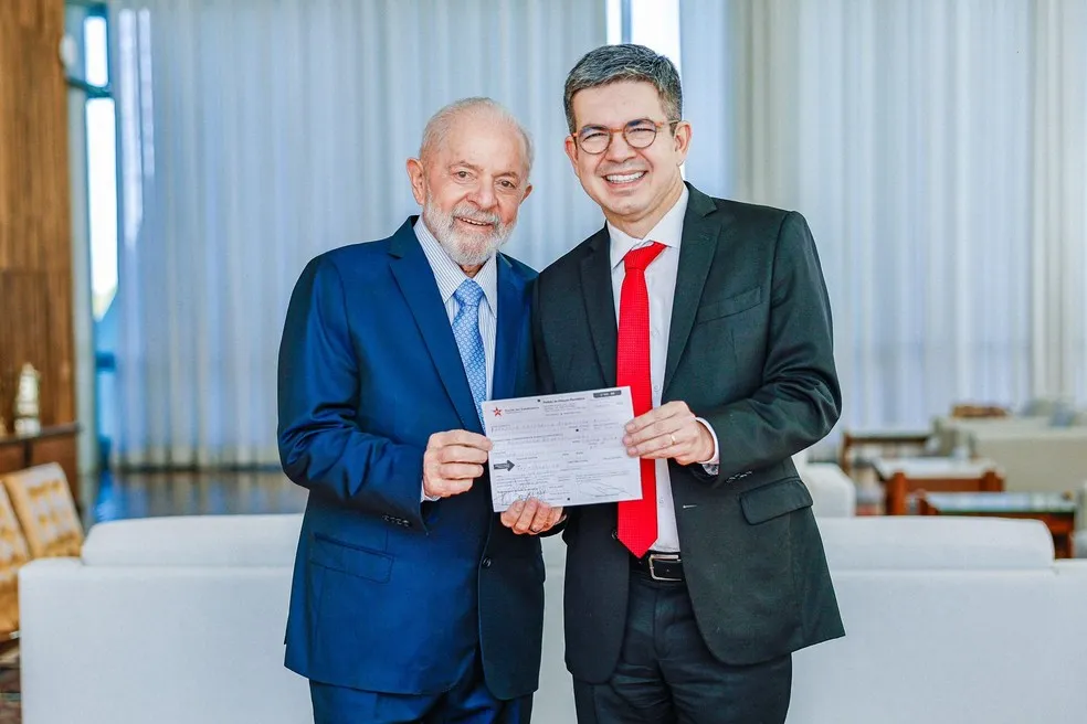 Assinatura de ficha de filiação ocorreu ao lado do presidente Lula