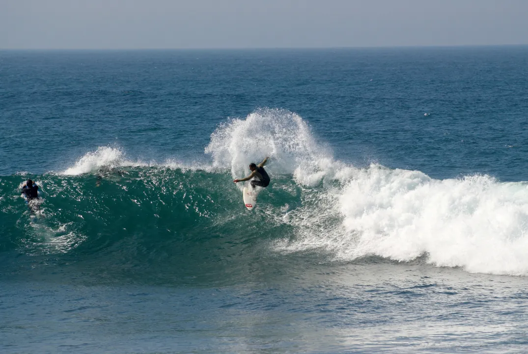 Imagem ilustrativa da imagem Litoral de Lisboa: entre águas calmas e picos de surfe com altas ondas