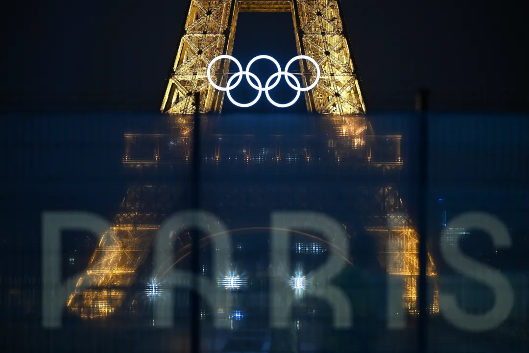 Torre Eiffel com o símbolo dos Jogos Olímpicos