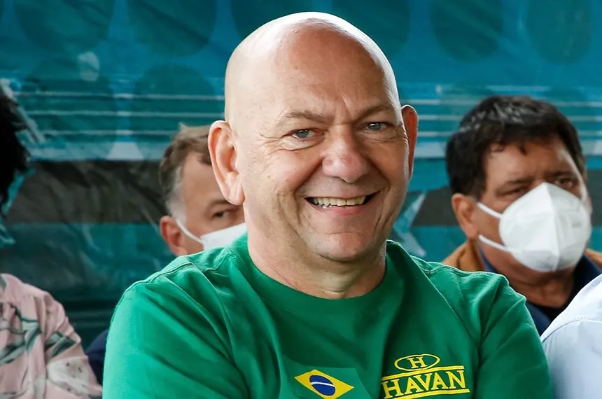 Imagem ilustrativa da imagem Luciano Hang pede contrapartida para fim da "taxa das blusinhas"