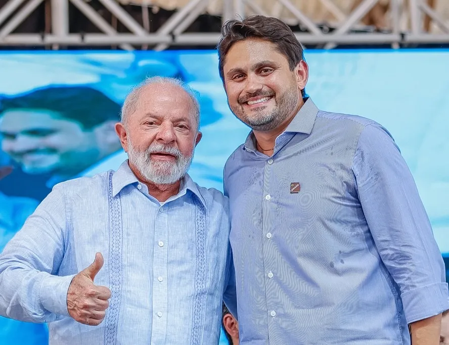 O presidente Lula e o ministro das Comunicações, Juscelino Filho, durante cerimônia em Santarém (PA) em 2023