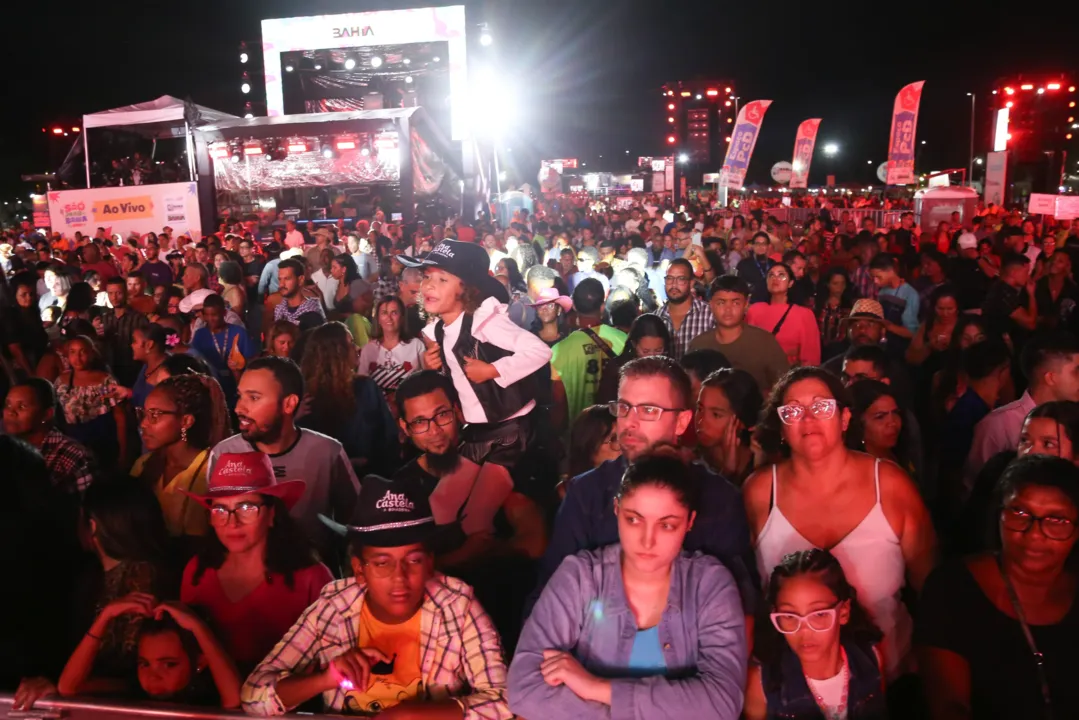 Público presente no Parque de exposições