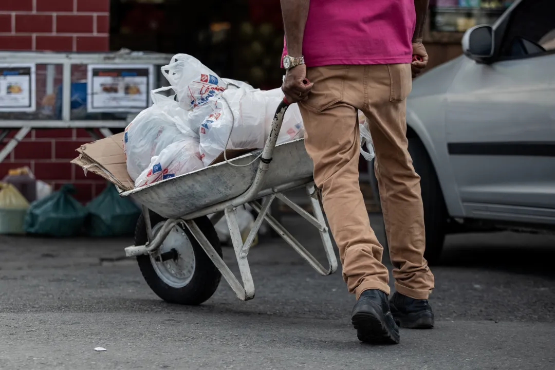Imagem ilustrativa da imagem Mais de 30 mi de sacolas plásticas são descartadas todo mês na capital